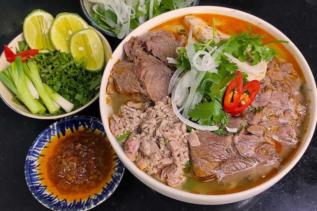 Các khay bánh lọc bánh bèo nóng hổi xứ Huế