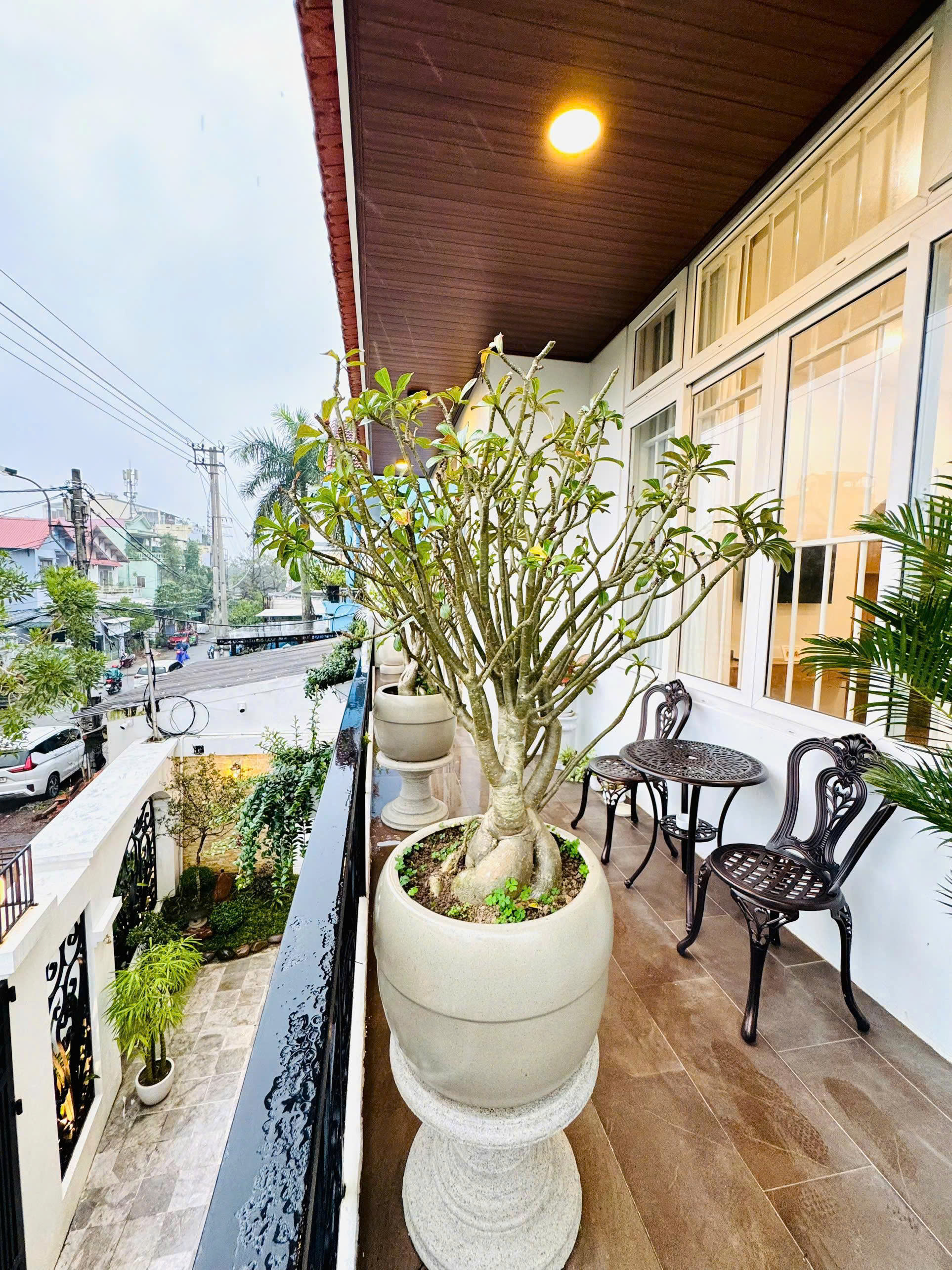 Ban công thưởng thức trà chiều