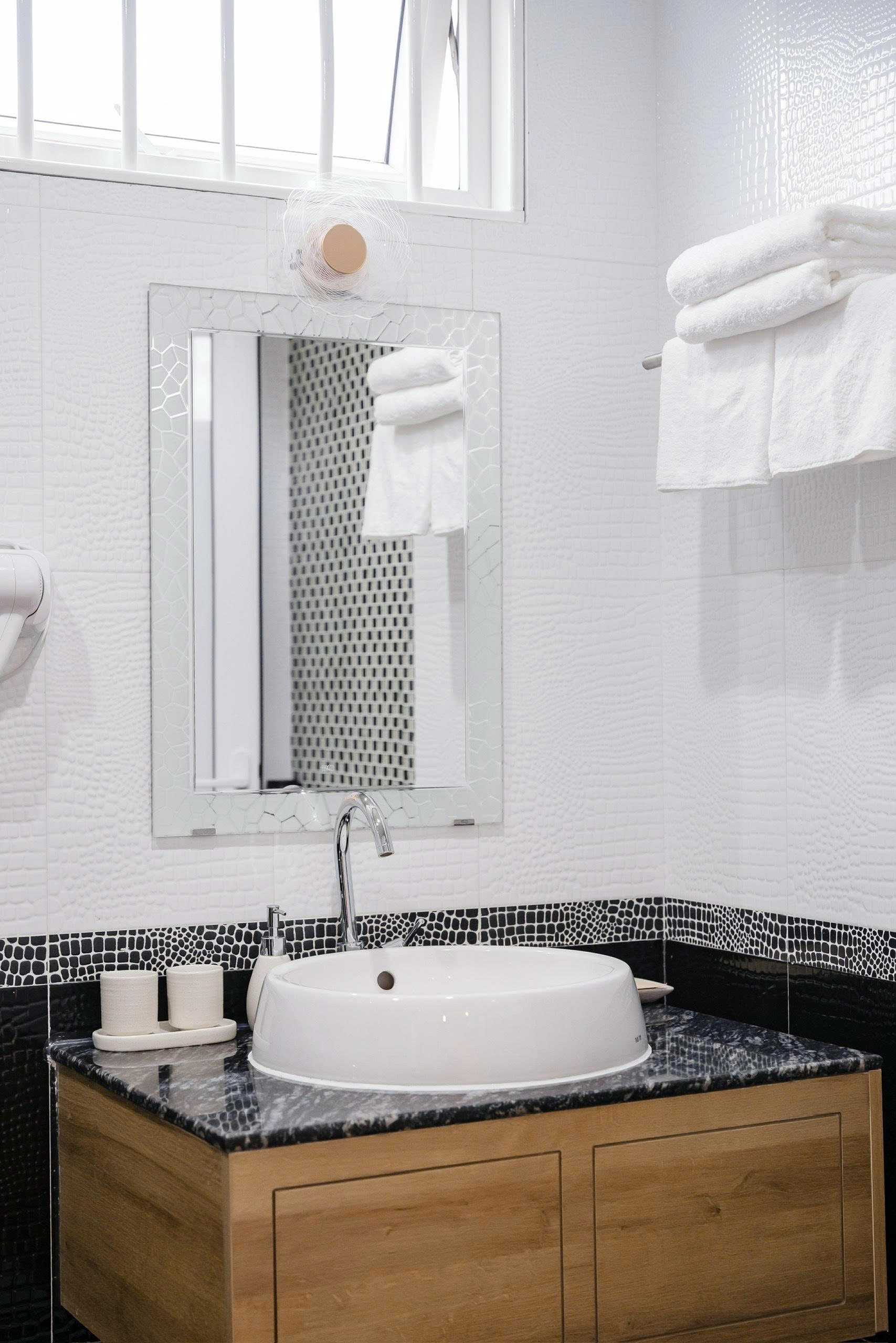 Lavabo và gương phòng tắm