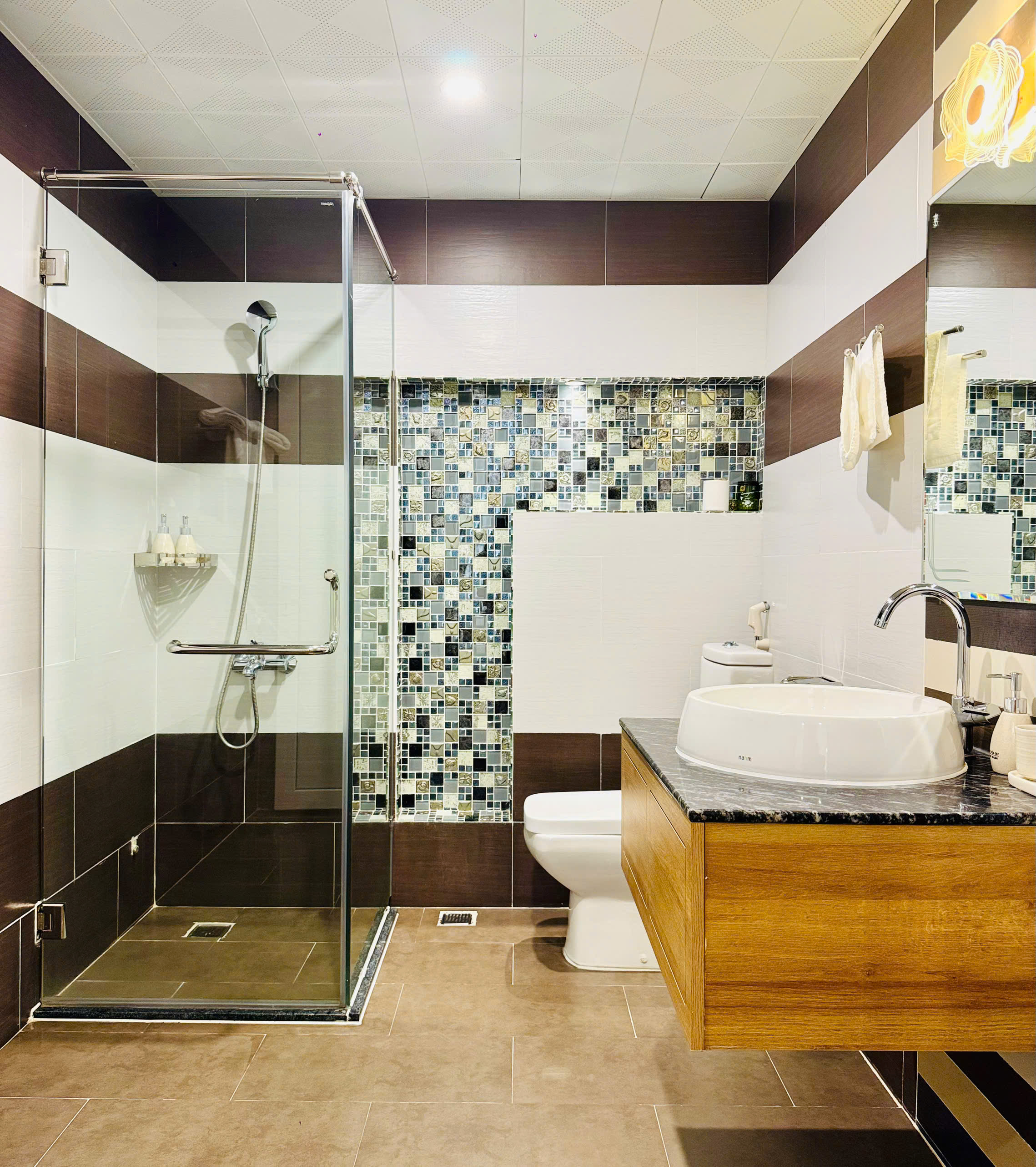 Phòng tắm sạch sẽ với khu vực lavabo