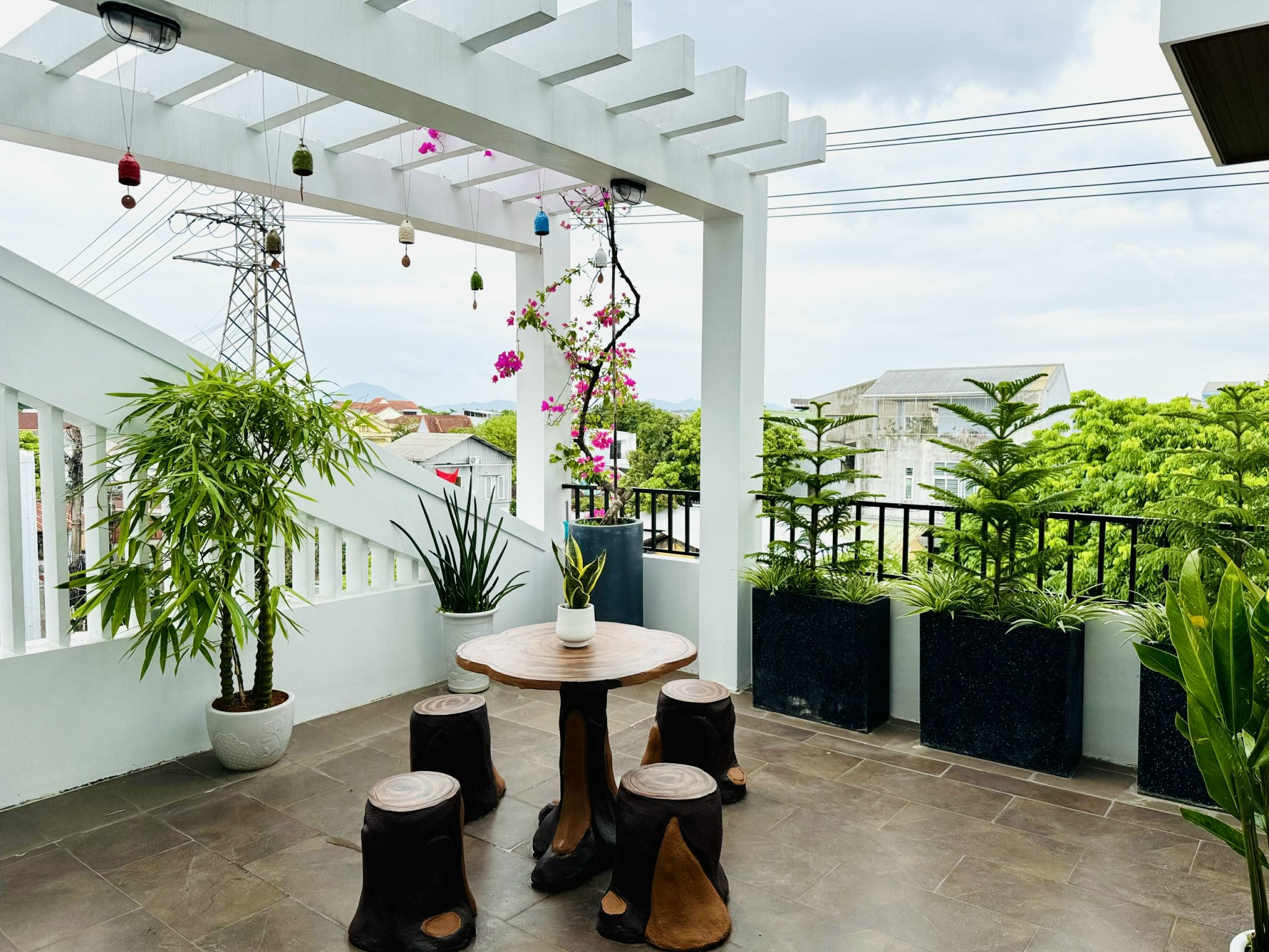 Sân thượng có khu vực uống trà ngắm cảnh